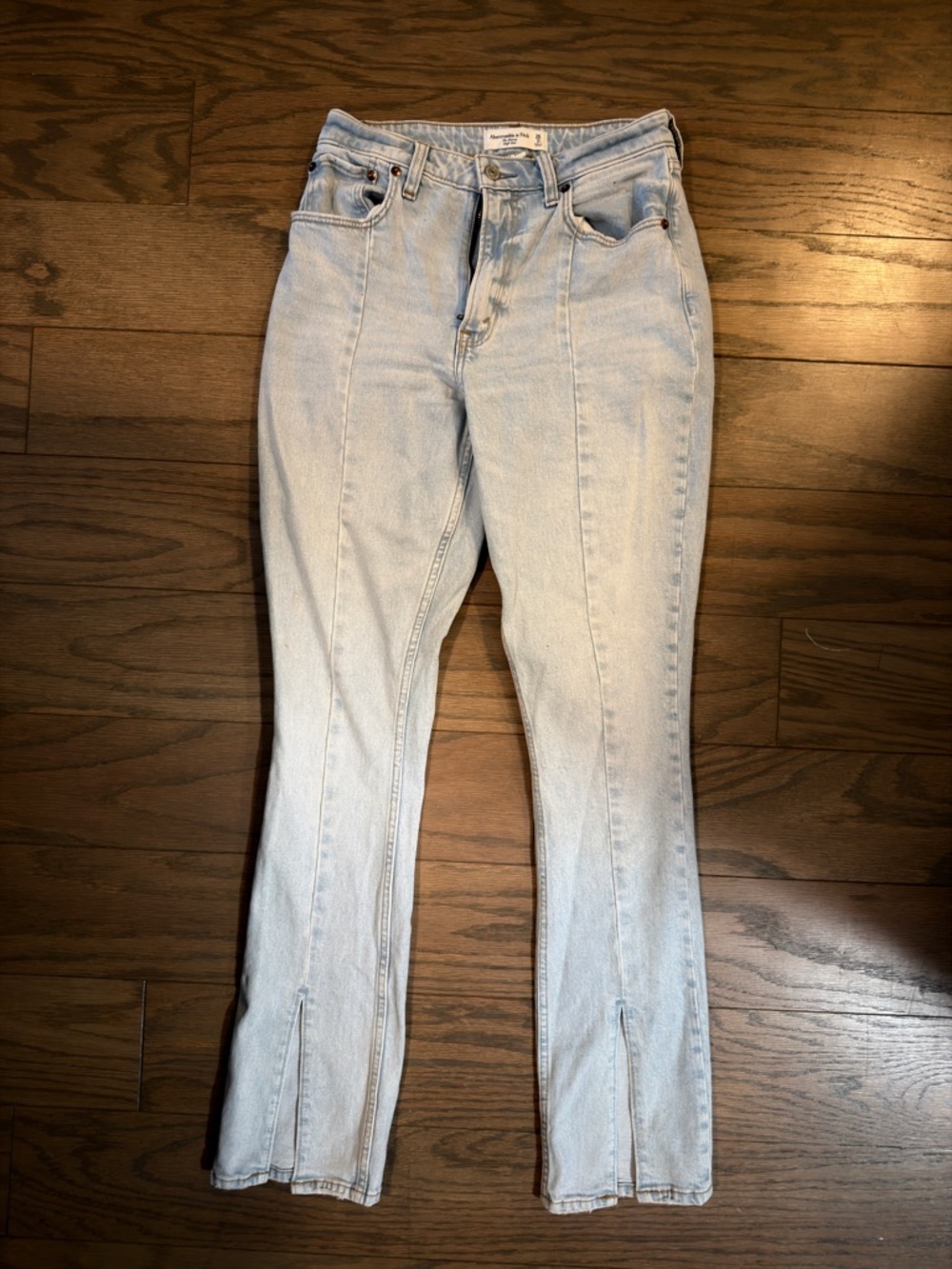 A & F the skinny high rise ligh Wash Women’s Jeans with Front Seam and Hem Slits